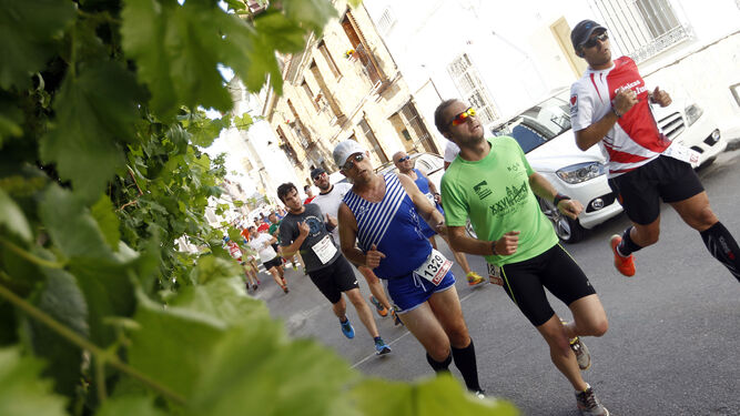 Varios participantes corren por las calles de Dúrcal en la prueba del pasado año.