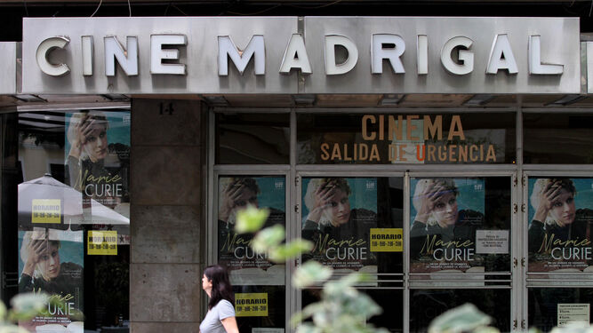 Imponente fachada del Cine Madrigal, que esta semana tiene en cartelera 'Marie Curie'.
