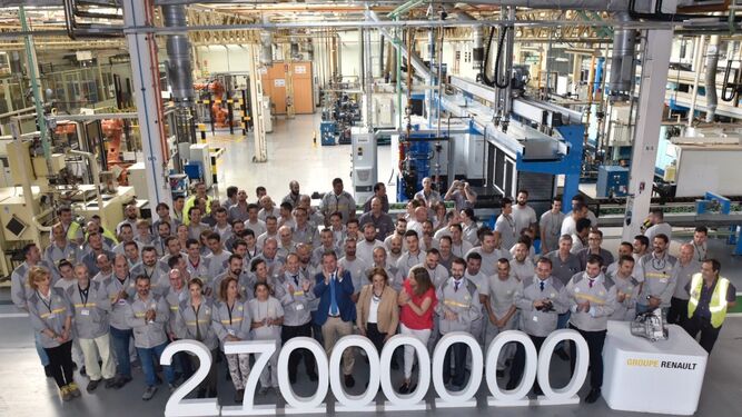 Los trabajadores de Renault en Sevilla celebran con el alcalde la caja de cambios 27 millones.