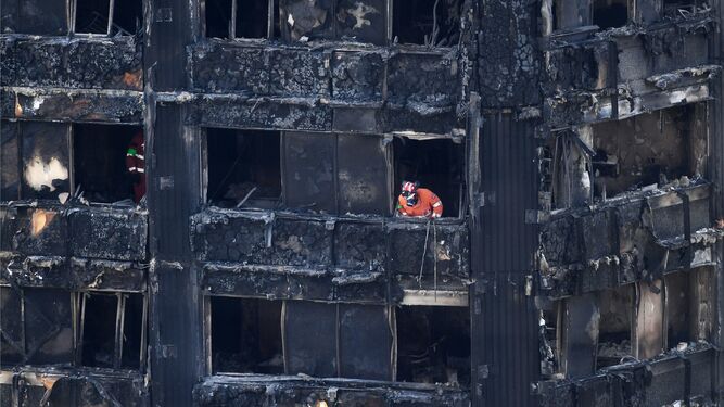 Un bombero supervisa la torre incendidada.