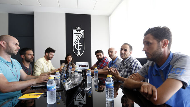 Instantánea de una charla con Rufo Collado, que rehusó renovar ayer, junto a Piru, ex director deportivo del Granada CF, y Lluís Planagumà, antigo técnico del Granada B.