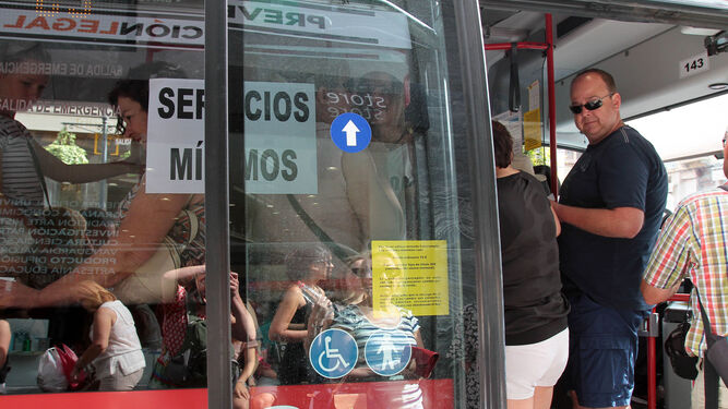Los conductores de Alhambra bus están de huelga para mejorar sus condiciones laborales.