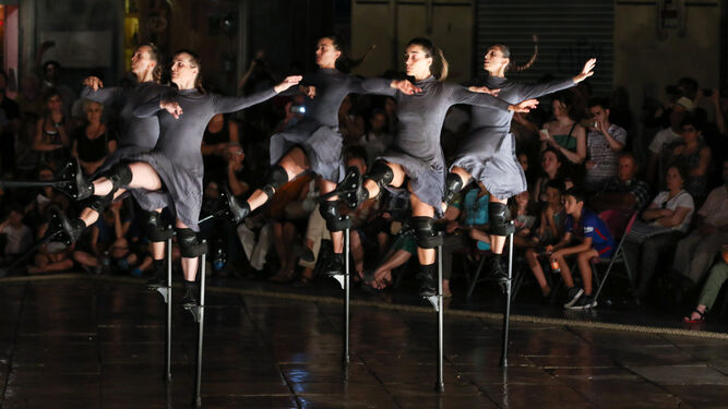 Las cinco bailarinas durante el espectáculo de 'Mulïer' en la Plaza de las Pasiegas. Pedro Hidalgo.