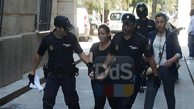 La madre del bebé fallecido, Ruth F. G., es conducida a prisión tras prestar declaración ante el juez de refuerzo José Ignacio Vilaplana.