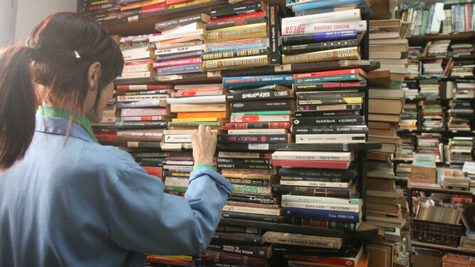 Una lectora busca ejemplares en una librería.