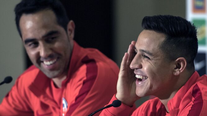Claudio Bravo y Alexis Sánchez, en la rueda de prensa previa al encuento ante Alemania.