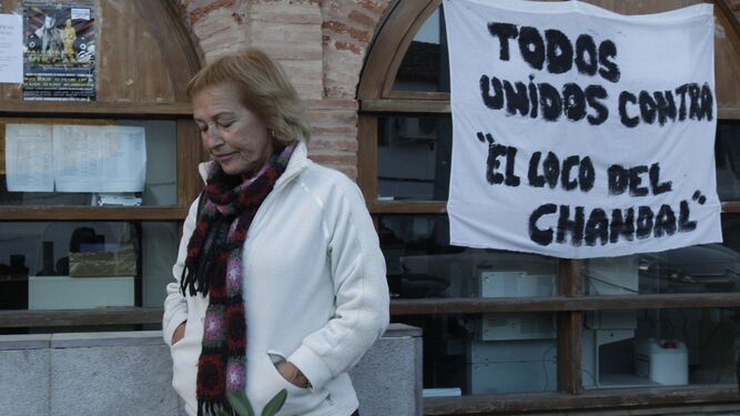 Una mujer pasa ante una pancarta contra el 'loco del chándal'