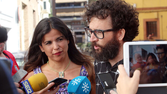 La coordinadora de Podemos Andalucía, Teresa Rodríguez, ayer con el líder de la formación en Córdoba, Jorge Hidalgo.