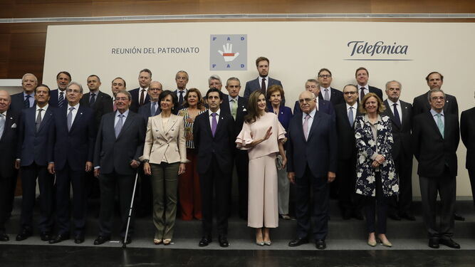La reina Letizia posa junto a los patronos de la Fundación de Ayuda contra la Drogadicción, ayer en Madrid.