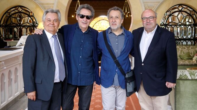 En la foto, Antonio Jara, director de la Fundación Caja Granada, Miguel Ríos, Josep Pons y Diego Martínez, director del Festival de Granada.