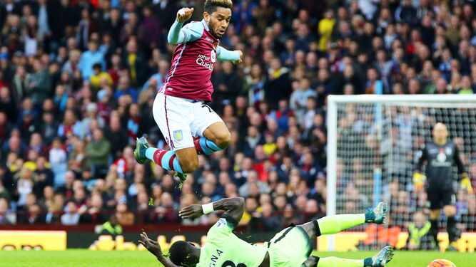 Jordan Amavi salta por encima de un rival en un partido con el Aston Villa.