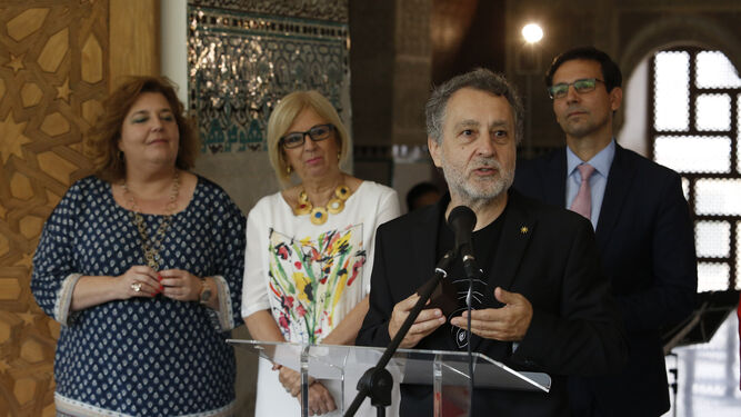 La diputada de Cultura, Fátima Gómez; la concejala de cultura, María de Leyva; el director Josep Pons; y el alcalde de Granada durante el homenaje la maestro.