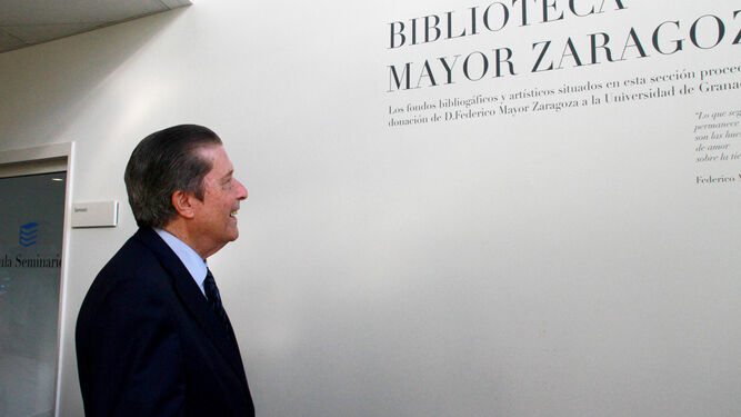 Mayor Zaragoza observa el nombre de la biblioteca