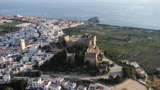 El Castillo de Salobreña, junto al caserío blanco, se encuentra edificado sobre un peñón.