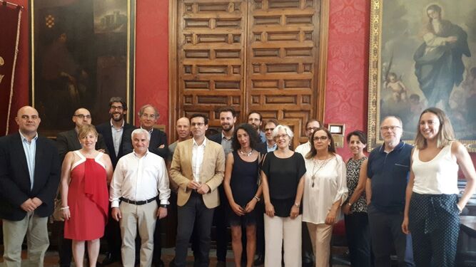 La comisión de 'Granada, ciudad de la ciencia y la innovación' presidida por el alcalde, reunida para comenzar a trabajar en las bases del proyecto.