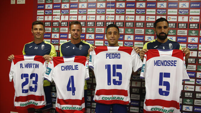 Cada uno de los cuatro jugadores posa con su camiseta, durante la presentación de ayer en la ciudad deportiva.