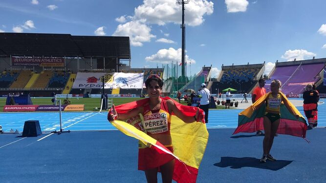 María Pérez envuelta en la bandera nacional tras su éxito.
