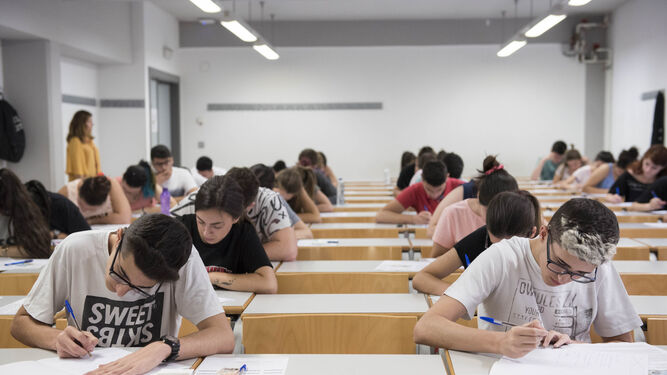 Estudiantes en la última prueba de acceso a la Universidad en el aulario de Derecho de la UGR.