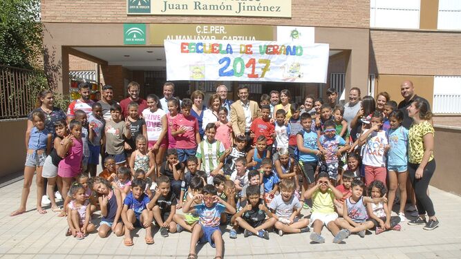 El alcalde de Granada visita la Escuela de Verano Juan Ramón Jiménez.