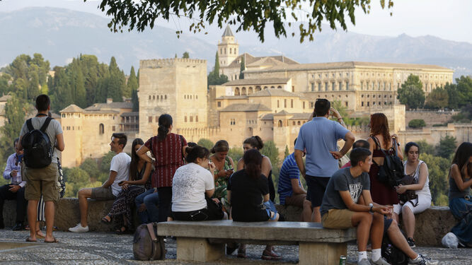 Granada todavía se resiste a la turismofobia