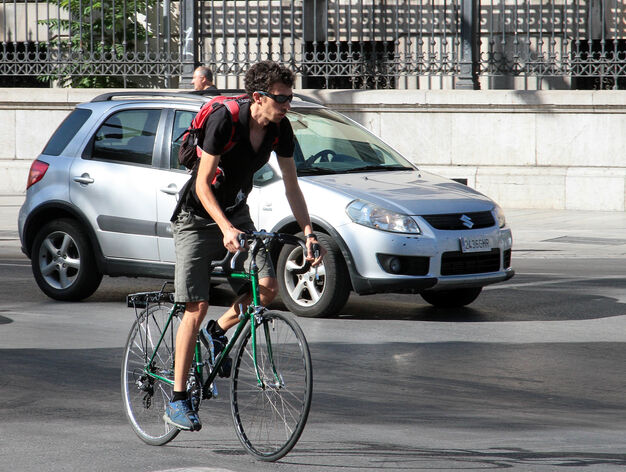 Im&aacute;genes de ciclistas esquivando los obst&aacute;culos del carril bici.