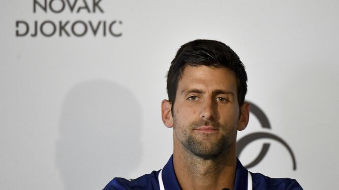Djokovic, con gesto serio en la rueda de prensa.