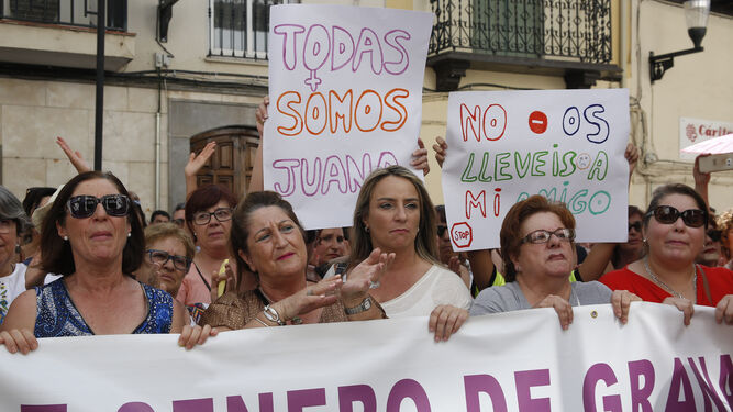 Decenas de mujeres se concentraron el pasado miércoles en Maracena para apoyar a Juana Rivas.