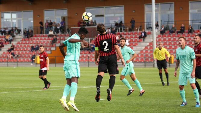 Hongla salta junto a un jugador del equipo turco en el partido disputado ayer en Holanda.