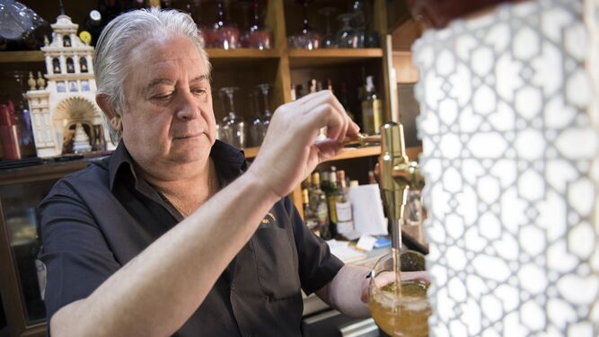 Fernando Olmos, del bar Casa Fernando, inclina el vaso cuando tira la caña.