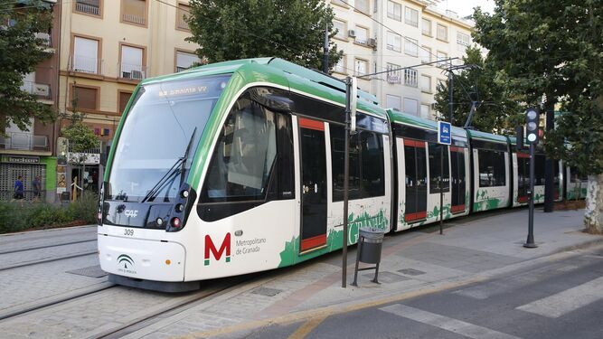 Uno de los tranvías del Metro de Granada, circulando ayer domingo por la capital.