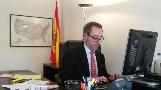 Enrique Sardá en su despacho del Consulado de Washington