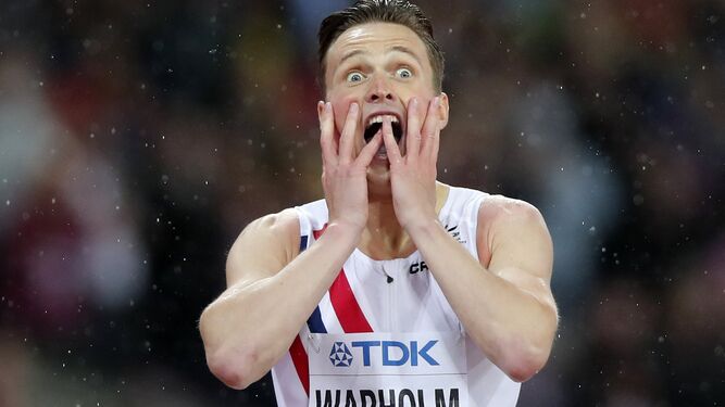 Karsten Warholm, tras cruzar la línea de meta en la final de los 400, no puede creerse que acaba de coronarse campeón del mundo.