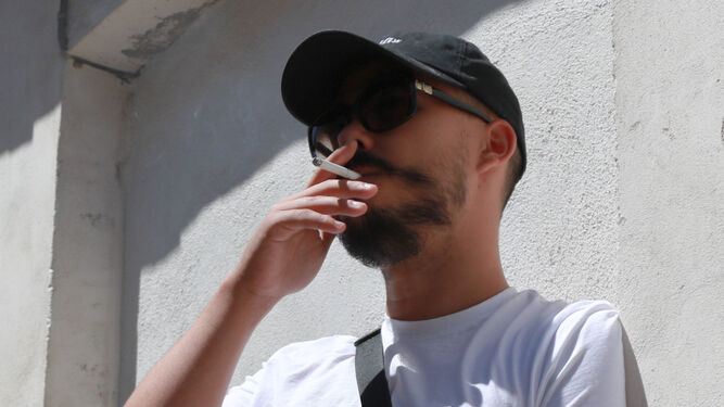 Dellafuente, conocido como 'El Chino' en el barrio, se fuma un cigarro mientras posa para el reportaje fotográfico.