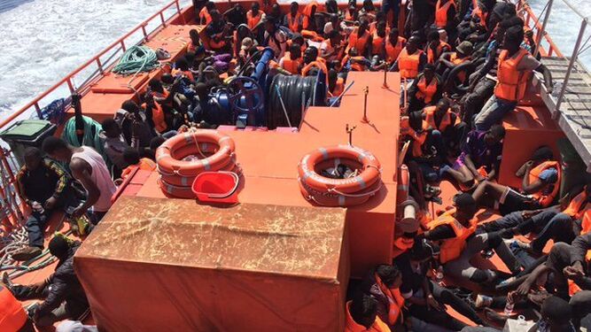 Varios de los rescatados por la Guardamar Polimnia en aguas de Almería.