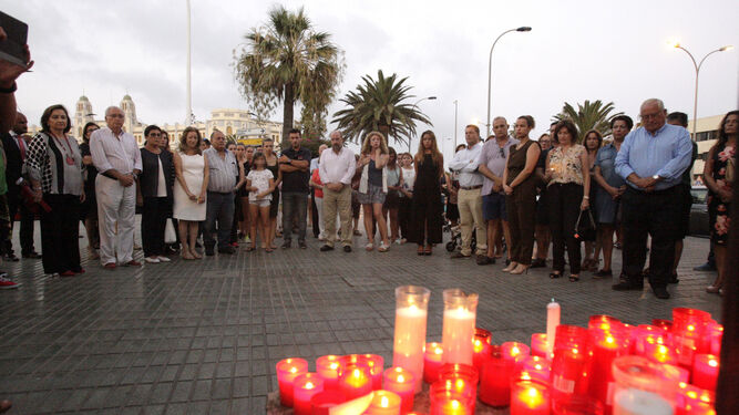 Concentración silenciosa en Melilla para condenar el ataque y apoyar a las víctimas.