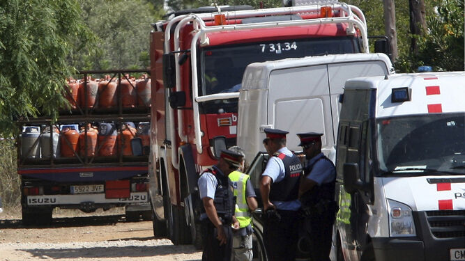 Un camión retira parte de las 120 bombonas de butano halladas en el chalet de Alcanar.