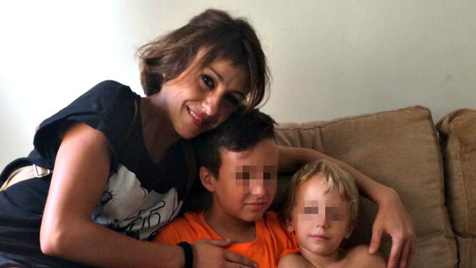 Rivas, en una foto con sus hijos mientras estuvo desaparecida.