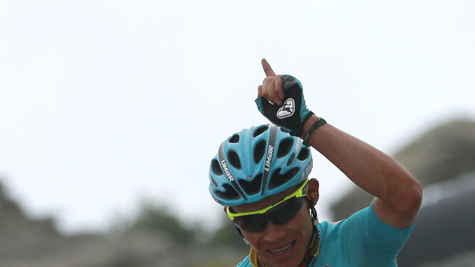 El colombiano Miguel Ángel López, con el pulgar en alto, celebra su primera victoria en La Vuelta.