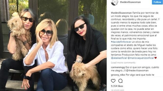 Alaska, Mario y Bibiana han escenificado la compra de la casa de la actriz colgando estas simpáticas fotos en redes sociales.