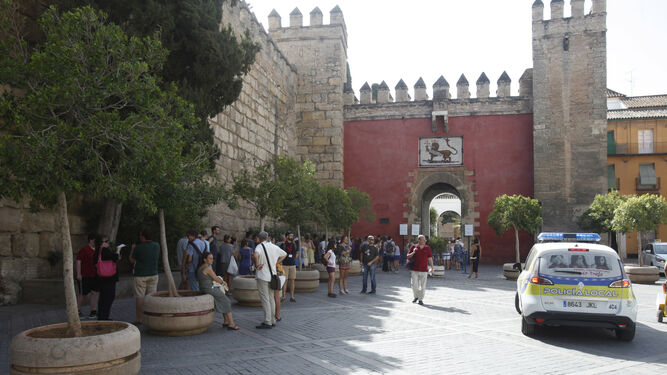 La nueva disposición de la cola junto a la muralla, con la Puerta del León de fondo.