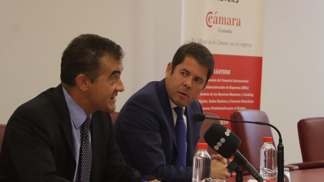 El responsable de Formación de la Cámara, Carlos Martín, junto al presidente de la entidad, Gerardo Cuerva.