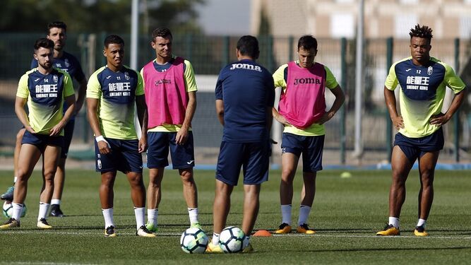 José Luis Oltra da instrucciones a sus jugadores durante el entrenamiento de ayer.