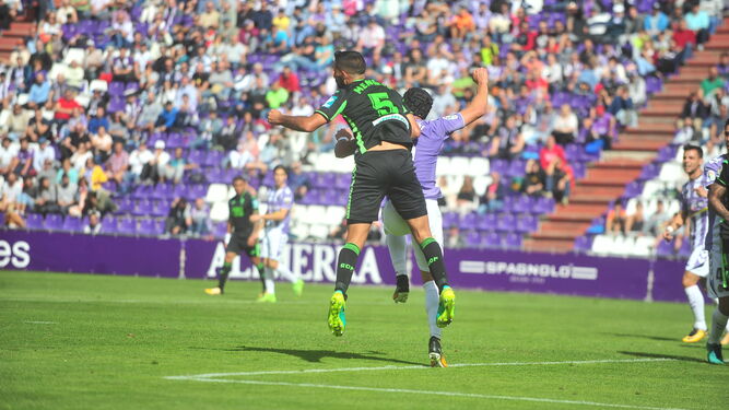 Menosse salta junto a un jugador del Valladolid durante el partido del sábado en Zorrilla.