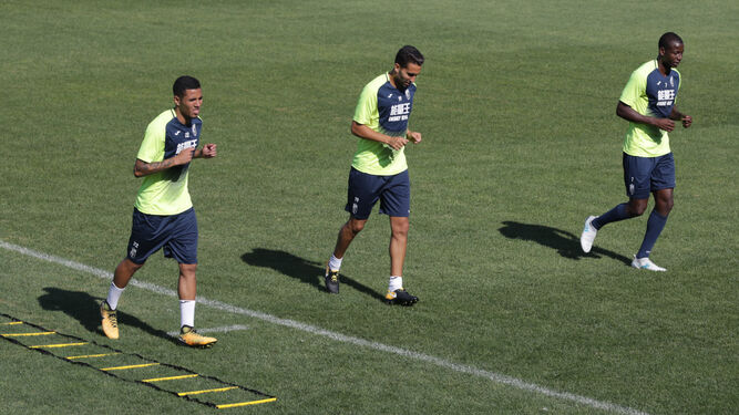 El valenciano Montoro, el peruano Sergio Peña, y el colombiano Adrián Ramos, ejercitándose aparte en la sesión de ayer.