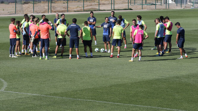 José Luis Oltra se dirige a los jugadores del Granada durante un entrenamiento en las instaciones de la Ciudad Deportiva del Granada.