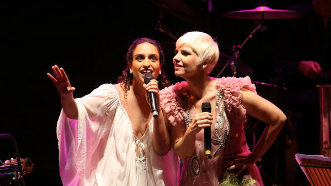 Pasión Vega y Noa actúan en el Teatro de la Axerquia durante su gira 'Mediterráneas'.