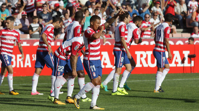 Los jugadores del Granada celebran uno de los goles.