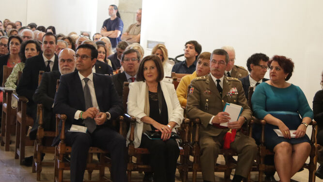En primera fila, Paco Cuenca, María José Sánchez, el teniente general jefe del MADOC, José Carrasco, y Teresa Jiménez.