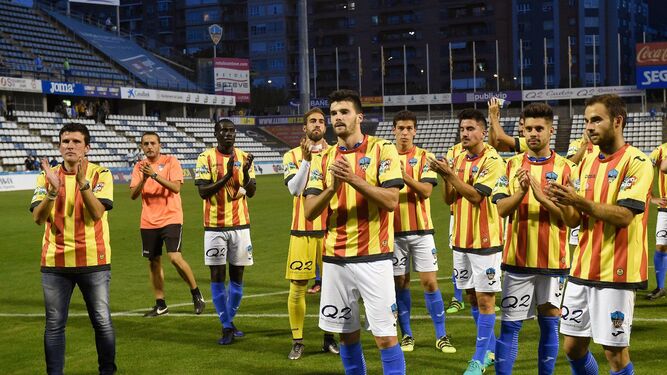 Los jugadores del Lleida con la 'cuatribarrada', tras acabar el encuentro