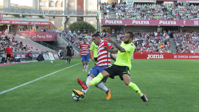 Sergio Peña pisa el balón ante un rival durante el partido contra el Córdoba.